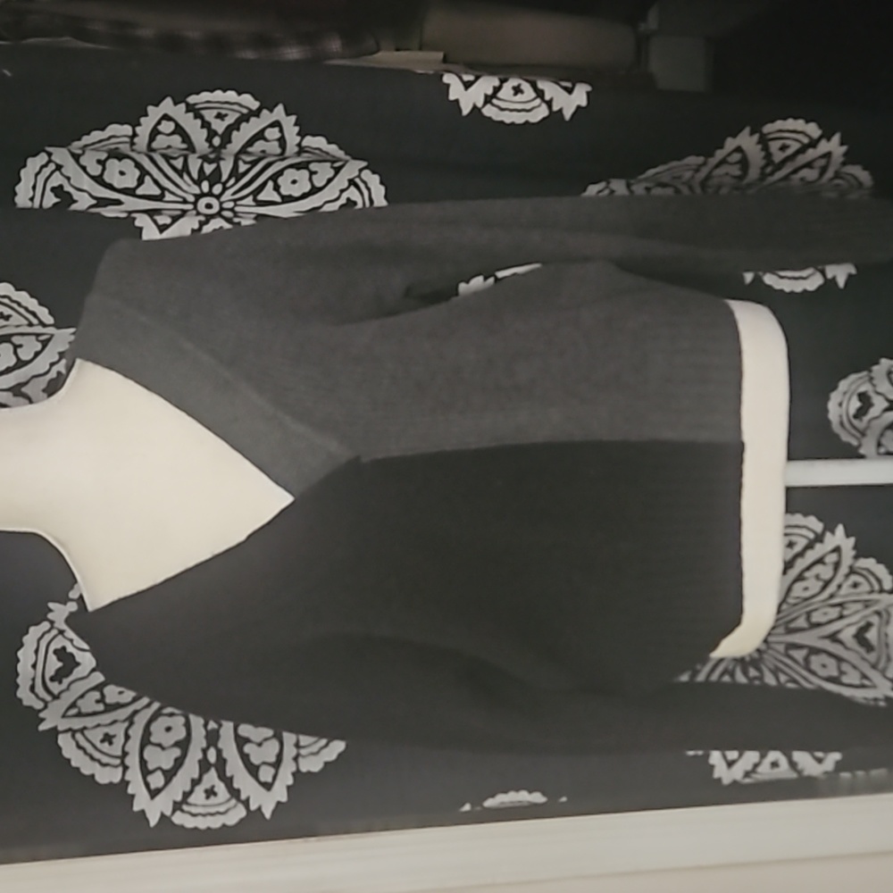 Design History sweater - Picture 1 of 7